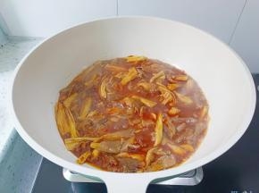 加入一点开水，开大火炖煮两分钟，