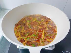 炖到汤汁浓稠，撒点葱花即可关火。