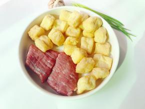 准备好牛肉，油豆腐，小葱