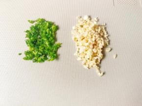 葱，蒜切好备用