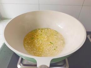 锅里放适量食用油，加蒜末，葱花炒香