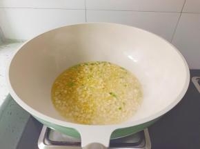 锅里放适量食用油，加蒜末，葱花炒香