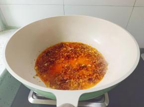 加入辣椒酱两勺炒出红油