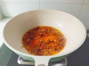 加入辣椒酱两勺炒出红油