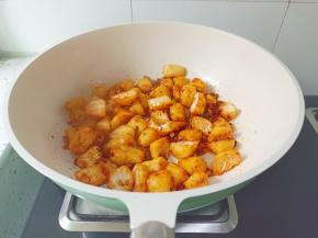 加油豆腐翻炒均匀