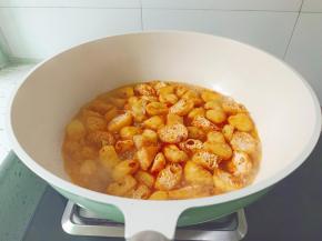 加半碗开水，加一勺盐，蚝油调味