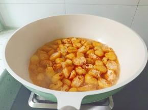 加半碗开水，加一勺盐，蚝油调味