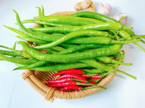 准备好新鲜的线椒，小米椒，蒜