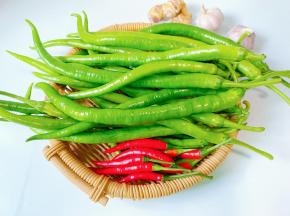 准备好新鲜的线椒，小米椒，蒜
