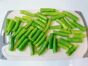 线椒洗净，控干水分，切小段
