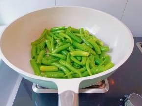 锅里不放油，直接放线椒，