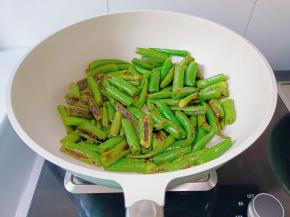 再开中火，不断翻面，待线椒表面成虎皮装就可以了