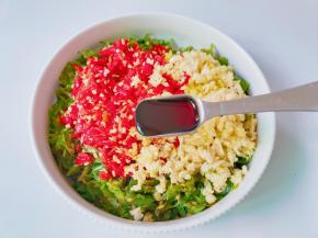 加蚝油，盐，味精，生抽拌均匀