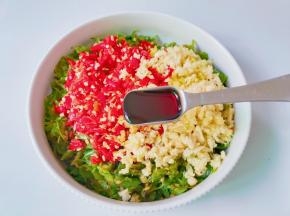 加蚝油，盐，味精，生抽拌均匀