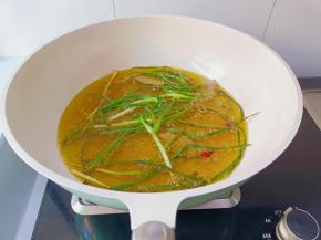 锅里多放一些食用油，凉油放葱段，香叶，大料炸香