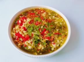 油热倒让碗里，翻拌均匀即可，可以一次多做一些，放密封罐冷藏，随吃随用，方便快捷！