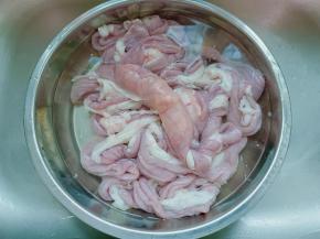 买来的粉肠，里面塞入大蒜【多塞一些大蒜】从头挤到尾，把里面的东西挤干净。