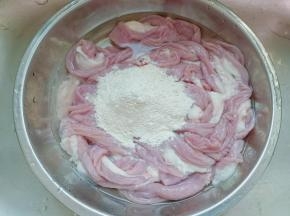 再用面粉反复多清洗几次