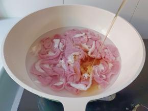 粉肠冷水下锅，加料酒