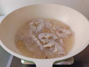 开大火焯水两分钟，用热水洗干净后，再次放锅里煮5分钟左右