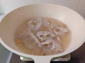 开大火焯水两分钟，用热水洗干净后，再次放锅里煮5分钟左右