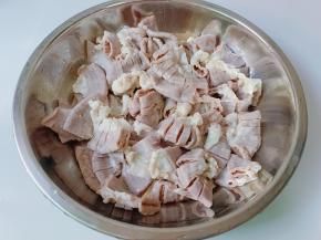 煮好的粉肠切成小段