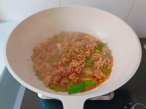 翻炒均匀后加入大蒜苗，翻炒一分钟即可出锅享用！