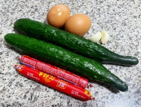 准备原材料鸡蛋、黄瓜、香肠、蒜备用。