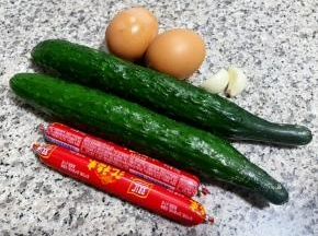 准备原材料鸡蛋、黄瓜、香肠、蒜备用。