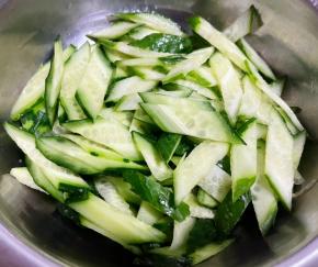 黄瓜洗净切成马蹄片。