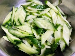 黄瓜洗净切成马蹄片。