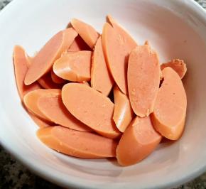 香肠去皮切成薄片。