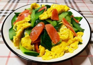 营养丰富的黄瓜香肠炒蛋装入盘中就大功告成了，看着就非常有食欲哦！