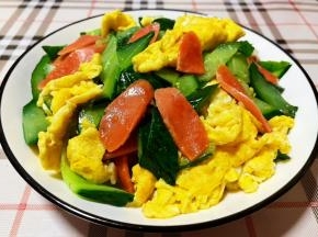 营养丰富的黄瓜香肠炒蛋装入盘中就大功告成了，看着就非常有食欲哦！