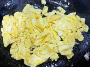 鸡蛋炒至八成熟即可，先盛出备用。