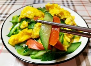 鸡蛋入口香浓，混搭着黄瓜的清香和香肠独有的香味一起入口，真是好吃极了，这道美味不但营养丰富还是快手菜噢！