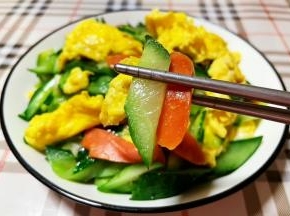 鸡蛋入口香浓，混搭着黄瓜的清香和香肠独有的香味一起入口，真是好吃极了，这道美味不但营养丰富还是快手菜噢！