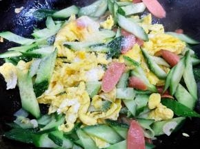 放入鸡蛋同时放入调味料，盐和味精中火快速翻炒。