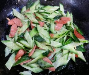 放入黄瓜片翻炒均匀。