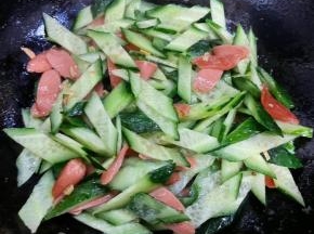 放入黄瓜片翻炒均匀。