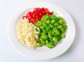 把小米椒，线椒，蒜切好备用