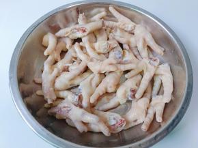 焯水后的鸡爪温水清洗，再用剪刀对半剪开【焯水后的鸡爪比生的时候好剪】