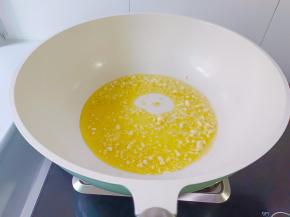 热锅热油放蒜末爆香