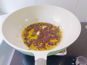加入三勺豆瓣酱，炒出香味