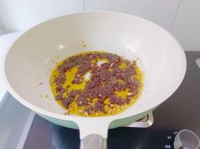 加入三勺豆瓣酱，炒出香味