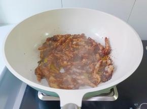 加入鸡爪迅速翻炒均匀