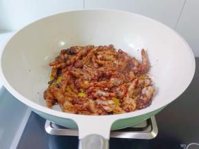 让每一根鸡爪都裹满酱