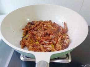 让每一根鸡爪都裹满酱