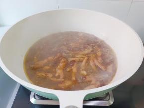 加入适量的开水，加盐调味，开大火炖煮