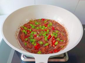 在汤汁收的差不多时，加入线椒，小米椒翻炒均匀即可出锅了！